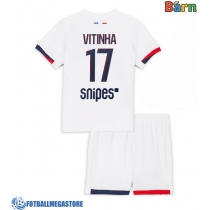 Fotballdrakt Barn Paris Saint-Germain Vitinha #17 Bortedraktsett 2025-26 Kortermet (+ Korte bukser)